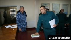 Police officers in Yukorichirchik swear not to take bribes.