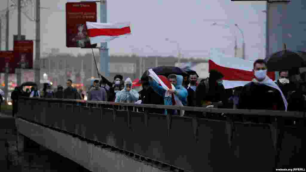 When people started to leave the rally in small groups, arrests began. Protesters reported that riot policemen and people in civilian clothes detained Minsk residents in courtyards.