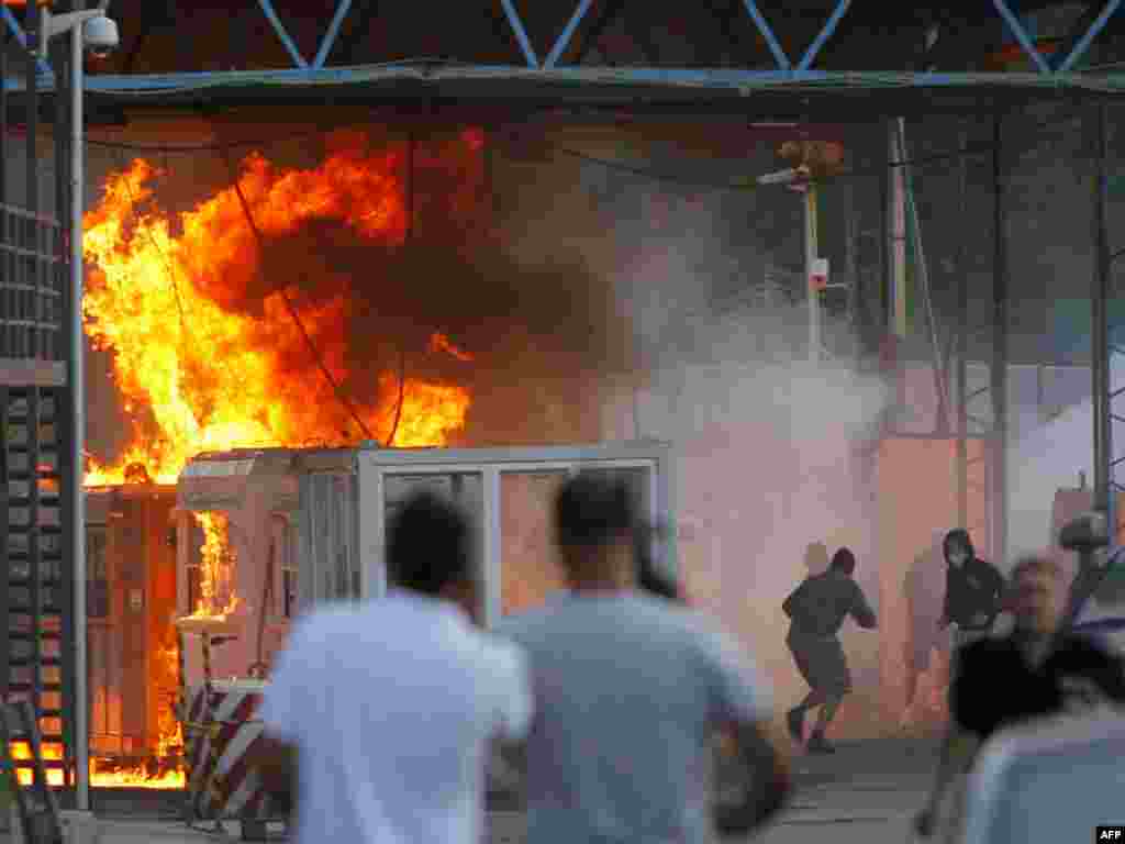 Masked Serb extremists set the Serbia-Kosovo border crossing at Jarinje on fire on July 27.