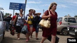 Refugees cross the Ukrainian-Russian border at the Ukrainian Izvaryne check-point in the Luhansk region. (file photo)