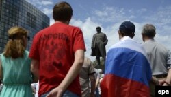 People gather in front of a Lenin statue during a demonstration in the Ukrainian city of Donetsk, where pro-Russian separatists have a substantial foothold, against the national elections on May 25.