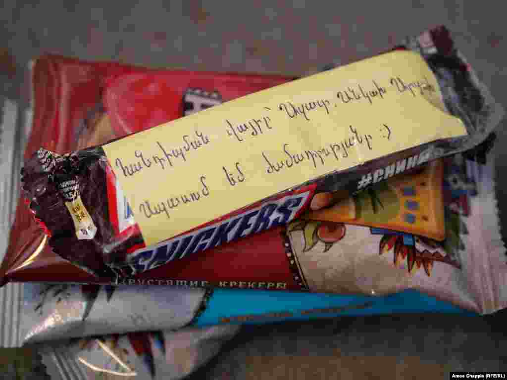 A candy bar with a note says, &quot;The meeting place is free and independent [Nagorno-Karabakh], I&#39;m waiting for the date.&quot; In Yerevan, some girls are writing flirty notes on candy bars that are sent to soldiers fighting in Nagorno-Karabakh.&nbsp;