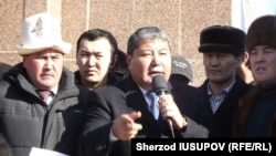 Melis Myrzakmatov (center) addresses supporters at a rally following his defeat in the Osh mayoral election on January 15. 