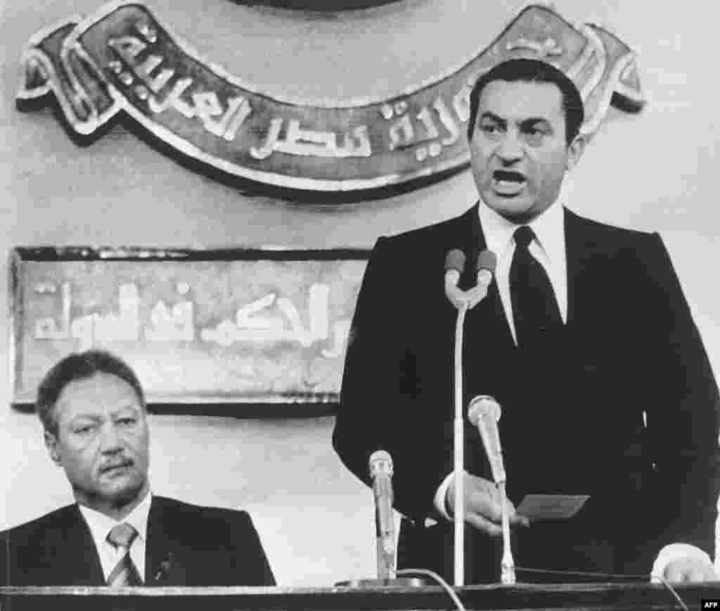 Mubarak takes the oath of office as Egypt's new leader on October 14, 1981.