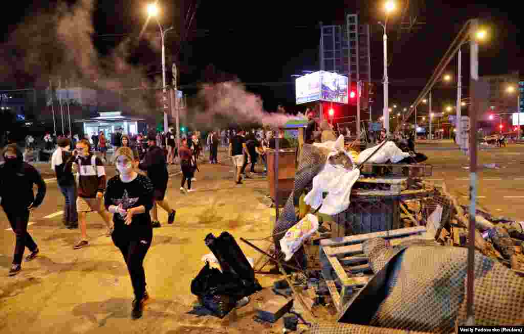 Protesters erect barricades in Minsk in the early morning hours of August 11.