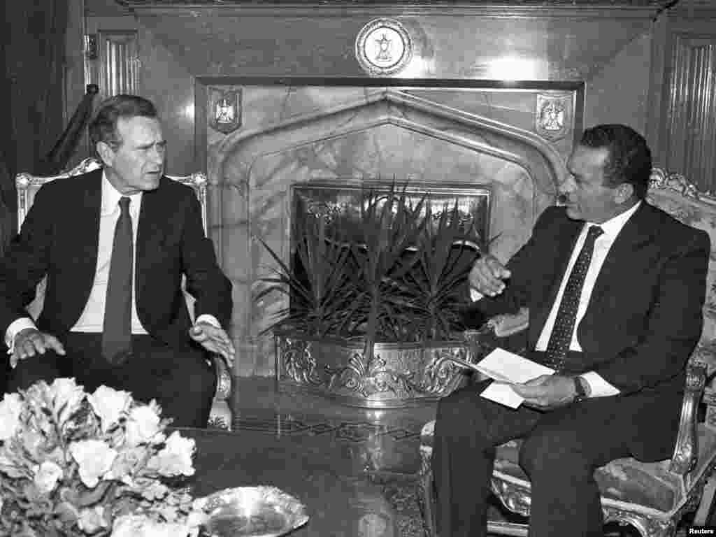 Mubarak meets with U.S. Vice President George Bush at the Presidential Palace in Cairo in August 1986.