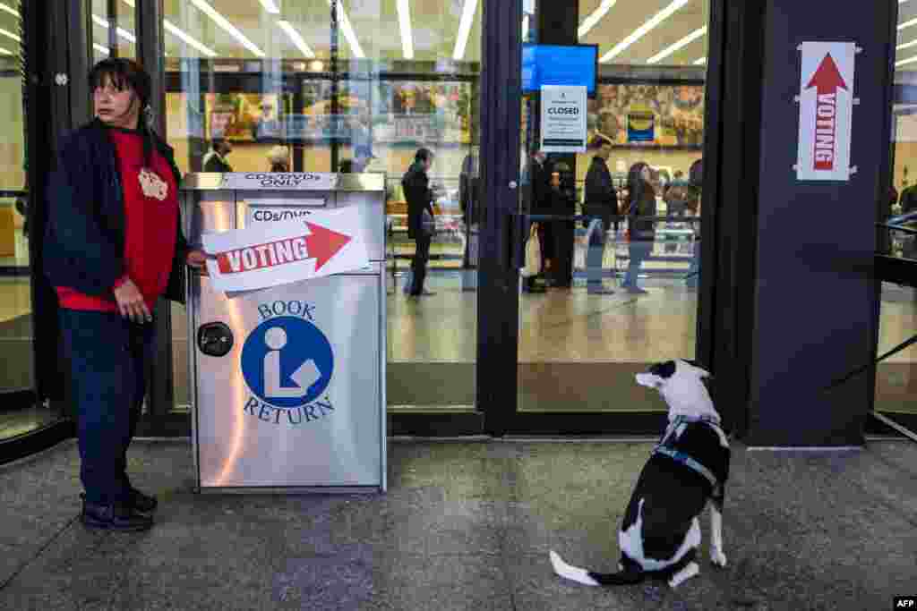 An election worker hangs signs at the Martin Luther King Jr. Memorial Library in Washington, D.C.