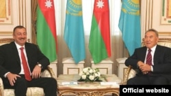 Kazakh President Nursultan Nazarbaev (right) and his Azerbaijani counterpart Ilham Aliyev.