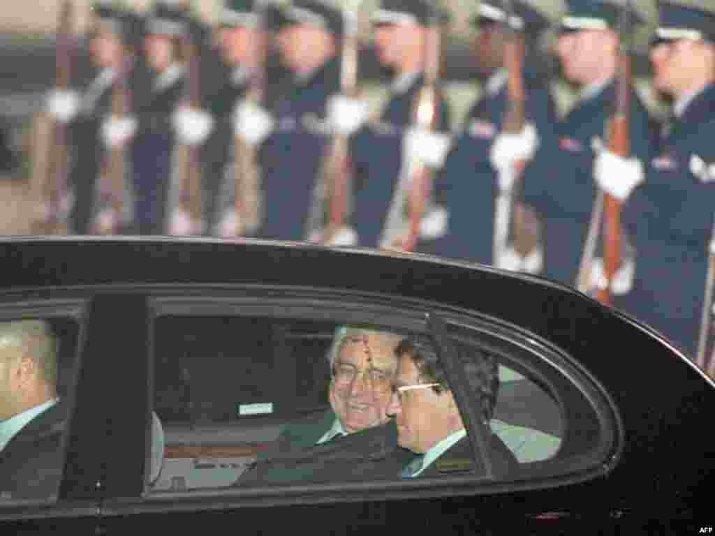 Croatian President Franjo Tudjman and U.S. Assistant Secretary of State Richard Holbrooke talk inside their limousine after Tudjman's arrival at Wright-Patterson Air Force Base on October 31, 1995, to attend the Balkan peace talks.