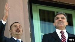 Turkish President Abdullah Gul (right) with his Azerbaijani counterpart, Ilham Aliyev, in Yerevan in November.