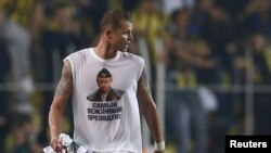 Lokomotiv Moscow's Dmitry Tarasov wear the offending Putin T-shirt.