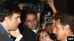 Did the plan Saakashvili (left) signed differ fundamentally with that Sarkozy presented Medvedev?