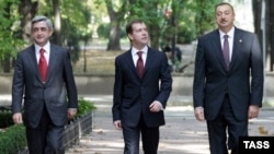 Russian President Dmitry Medvedev (center) with his Armenian and Azerbaijani counterparts, Serzh Sarkisian (left) and Ilham Aliyev, in Chisinau on October 9.