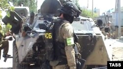 An FSB officer stands at the scene of a special operation in Kaspiisk on September 29.