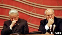 Boris Yeltsin (left) and Mikhail Gorbachev in 1990