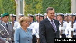 German Chancellor Angela Merkel with Ukrainian President Viktor Yanukovych during an official welcoming ceremony in Berlin on August 30