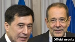 EU foreign policy chief Javier Solana (right) meets with Uzbek Foreign Minister Vladimir Norov in Brussels.