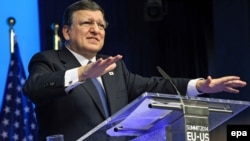 EU Commission President Jose Manuel Barroso says the EU will continue to provide financial and other assistance to Ukraine. 