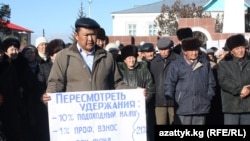 Striking Kyrgyz teachers in the village of Kyzyl-Suu on December 13