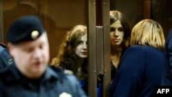 Maria Alyokhina (left) and Nadezhda Tolokonnikova in a Moscow courtroom earlier this month