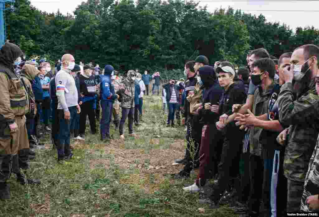 BSK supporters and protesters against its mining plans on the Kushtau Hill face off on August 15.