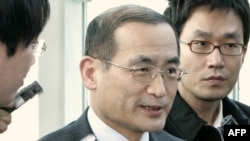 South Korea's nuclear envoy, Wi Sung-lac (center)