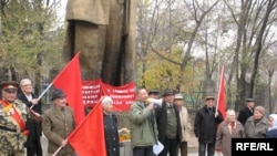 Kazakh communists rally to mark the anniversary of the October Revolution near a monument to Vladimir Lenin in Almaty (file photo).