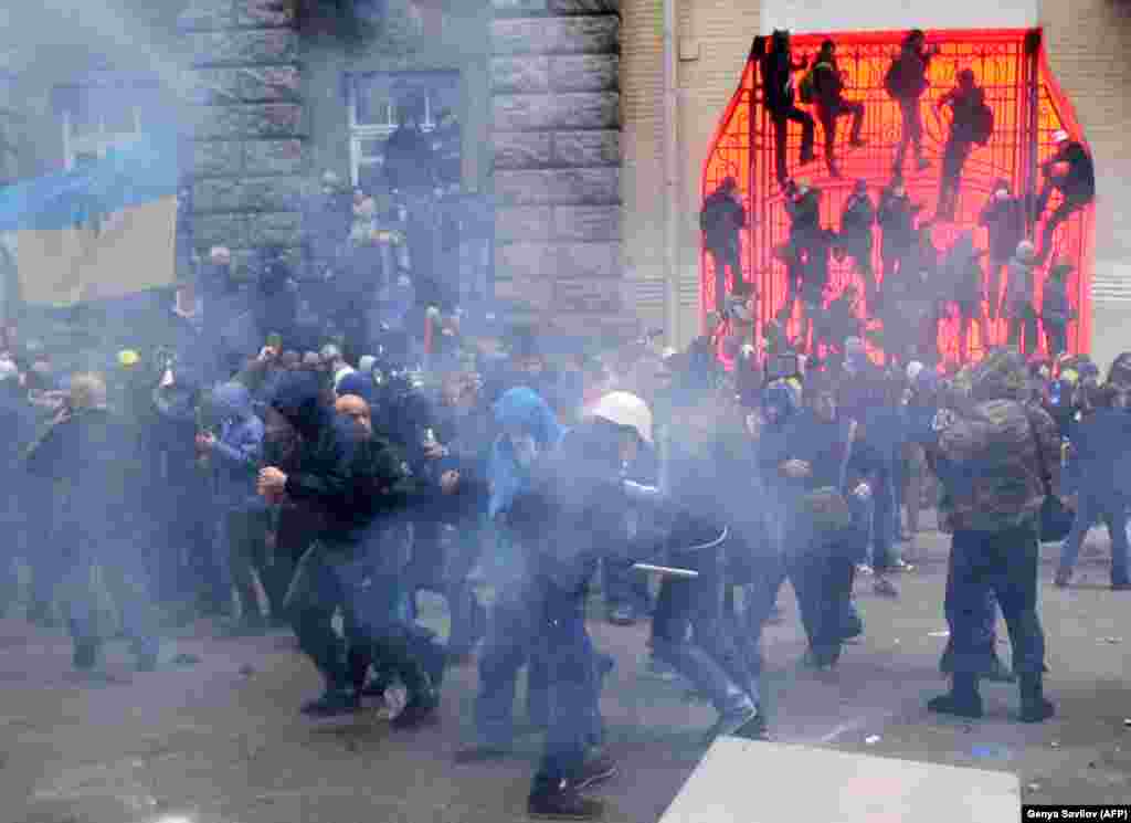 Protesters clash with police during the storming of the presidential office in Kyiv during a mass opposition rally on December 1, 2013.