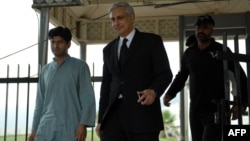 Pakistani Attorney General Irfan Qadir (center) leaves the Supreme Court building in Islamabad. (file photo)