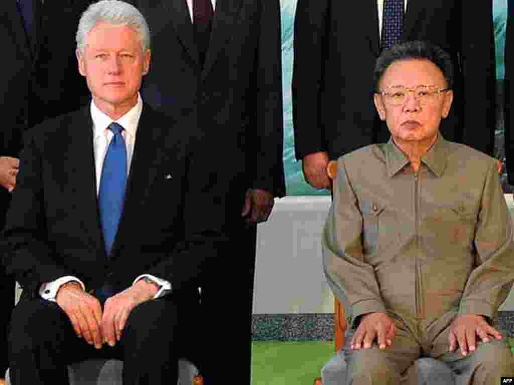 Kim (right) poses with former U.S. President Bill Clinton, in Pyongyang to free two journalists, in August 2009.