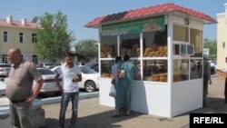  People buy bread in the eastern Turkmen city of Turkmenabat. 