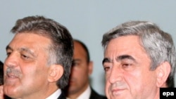 Turkish President Gul (left) and Armenia President Sarkisian in Yerevan