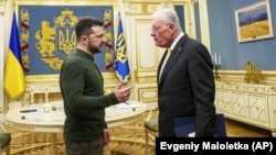 Ukrainian President Volodymyr Zelenskyy (left) and U.S. special envoy Keith Kellogg meet in Kyiv on February 20. 