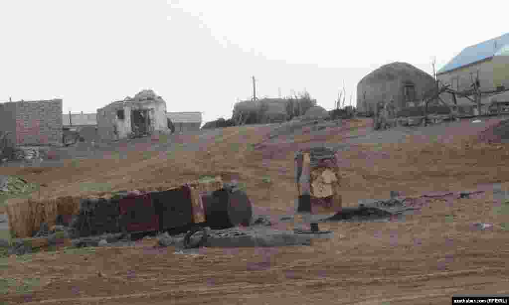 A yurt and other disused structures in the Karakum Desert of Turkmenistan.