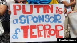 Плакат на акции протеста против агрессии России в Украине. Варшава, 27 июля 2014 года