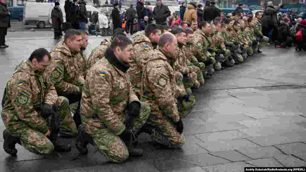 Soldiers mourn the deaths of seven colleagues during funeral services on Kyiv&#39;s Independence Square.