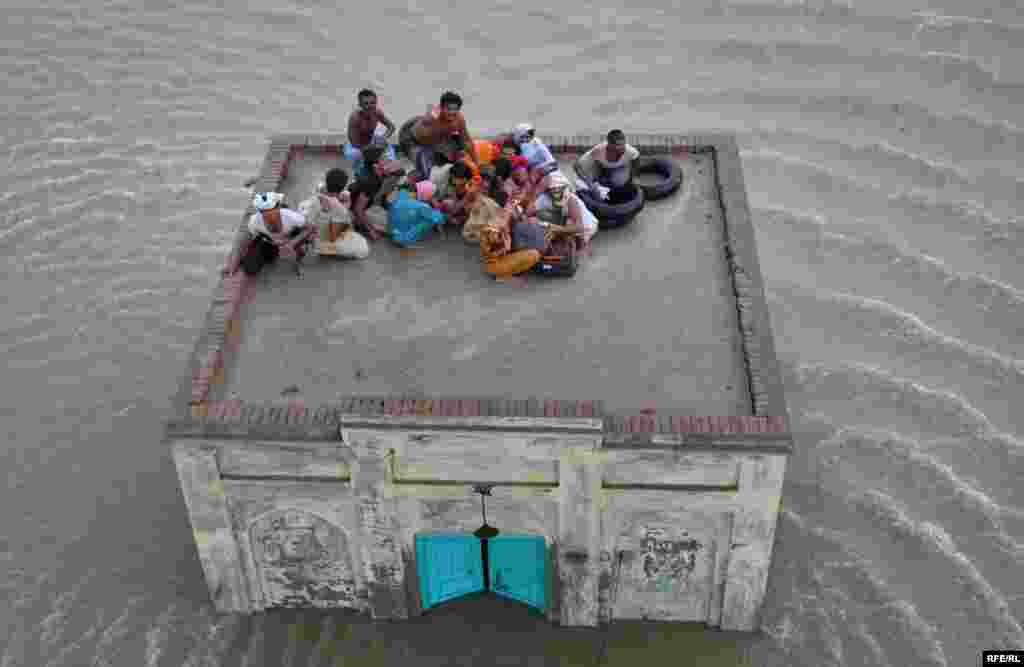 As Pakistani Floods Rage, Aid Is Slow To Come #4