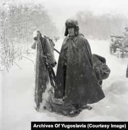 Tito caught in a snowstorm at Karadjordjevo. One of the carriages that transported diplomats to the shooting grounds is visible at right.