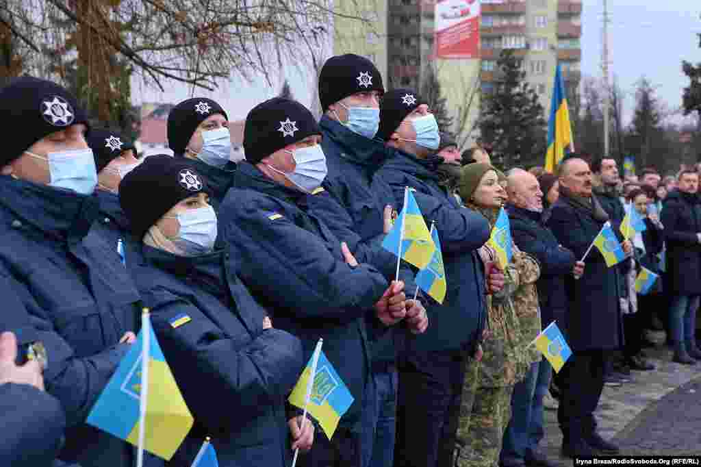 People form a human chain in Uzhhorod to demonstrate their solidarity.