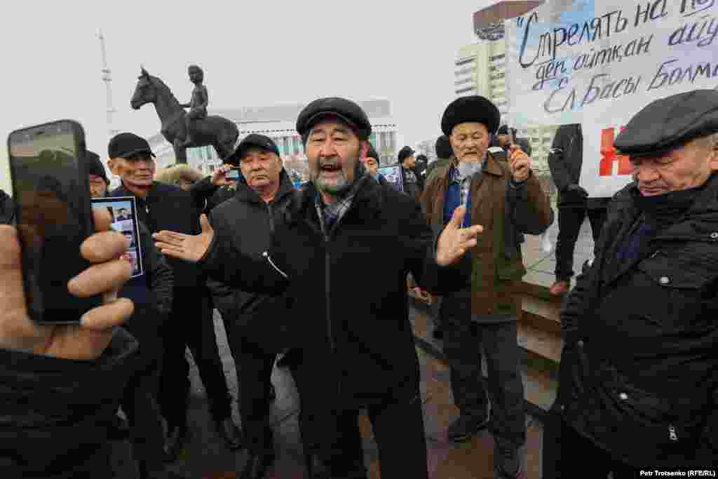 Казахстанцы митингуют в Алматы 13 февраля в память о погибших во время беспрецедентных антиправительственных демонстраций в начале января. (Петр Троценко, Казахстанская сдужба Радио Свобода) За мирными общенациональными протестами против повышения цен на топливо в январе последовали беспорядки и жестокие репрессии. Сотни людей, в том числе 18 сотрудников службы безопасности, были убиты в ходе столкновений, а президент Касым-Жомарт Токаев отдал силам безопасности приказ &laquo;стрелять на поражение&raquo;.