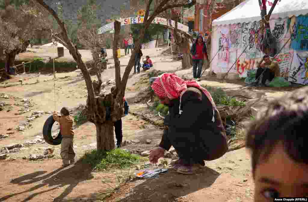 Migrants in the camp are fed three times a day by a large contingent of volunteers. With its&nbsp;hippy&nbsp;color&nbsp;scheme and messages of peace&nbsp;and&nbsp;love, the camp reflects the music-festival background of its organizers.