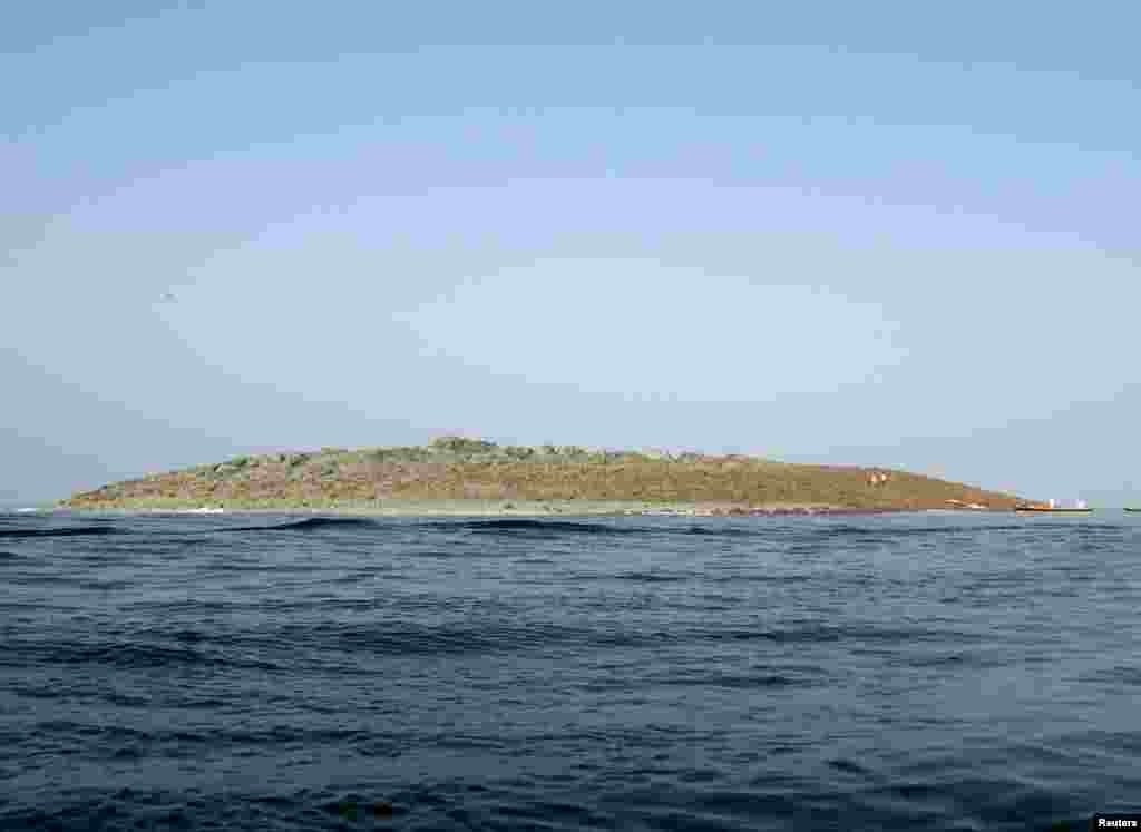 The earthquake was so powerful that a new island emerged in the Arabian Sea, near the port of Gwadar .