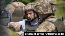 Ukrainian President Volodymyr Zelensky gets acquainted with the positions of the Ukrainian military on May 27.