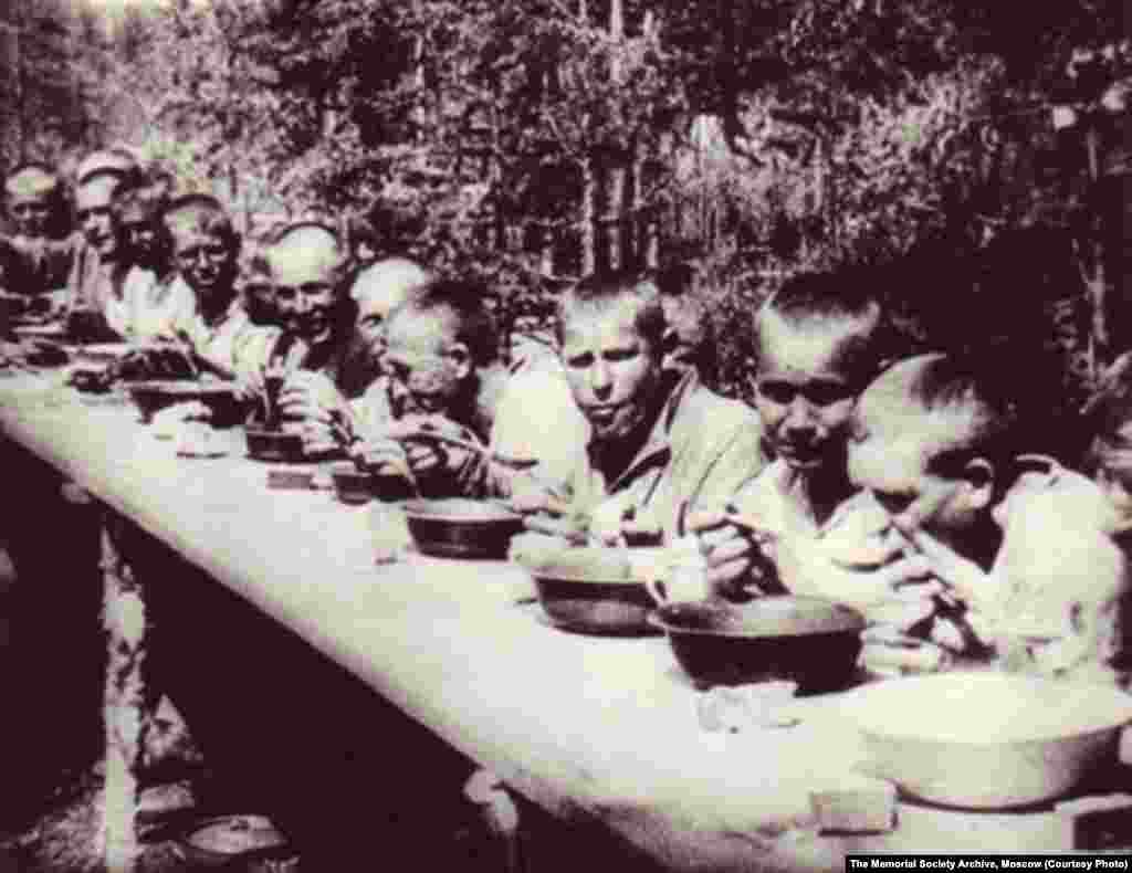 Prisoners eat lunch at the Bamlag camp in 1933.