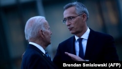 NATO Secretary-General Jens Stoltenberg (right) and U.S. President Joe Biden met at the White House on June 2. (file photo)