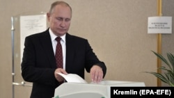 Russian President Vladimir Putin casts his vote at a polling station in Moscow on September 8.