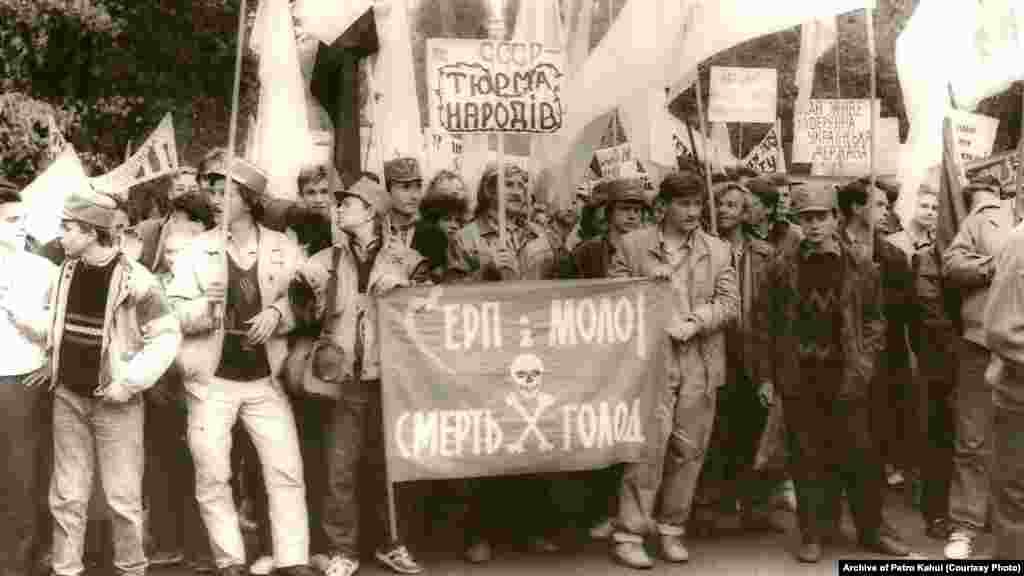 A symbolic funeral for the U.S.S.R., organized by the Union of Independent Ukrainian Youth, is held in Kyiv on September 30, 1990.