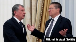 Rosneft CEO Igor Sechin (left) and former Russian Economy Minister Aleksei Ulyukayev (file photo)