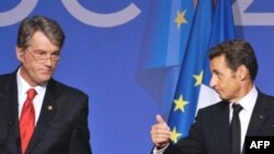 Close, but no cigar. Yushchenko (left) and Sarkozy