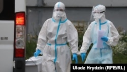 Paramedics wear special suits to protect against the coronavirus in Minsk. (file photo)